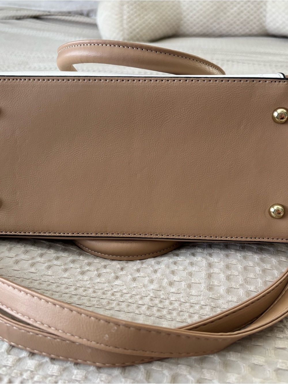 Elegant Two-Tone White & Tan Shoulder Bag - Picture 3 of 4